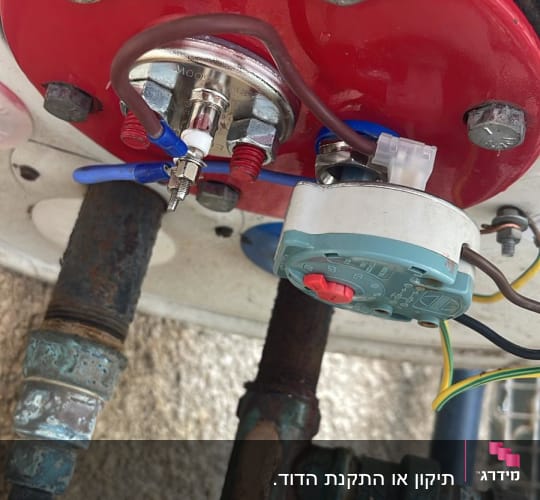 חלקים תחתונים של דוד שמש עם חיבורים וצינורות